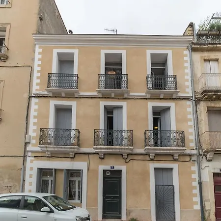 Yellow Submarine Apartment *